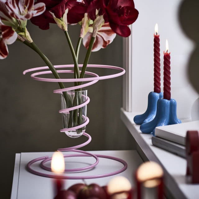Spiralny różowy wazon IKEA