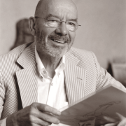 Opatrzoną numerem 27 filiżankę kolekcjonerską...