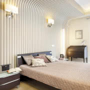 Kolorowe obrazy na ścianie ożywiają zdominowane...