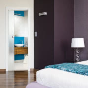 Grafit ceramiki glazury i purpura ścian.