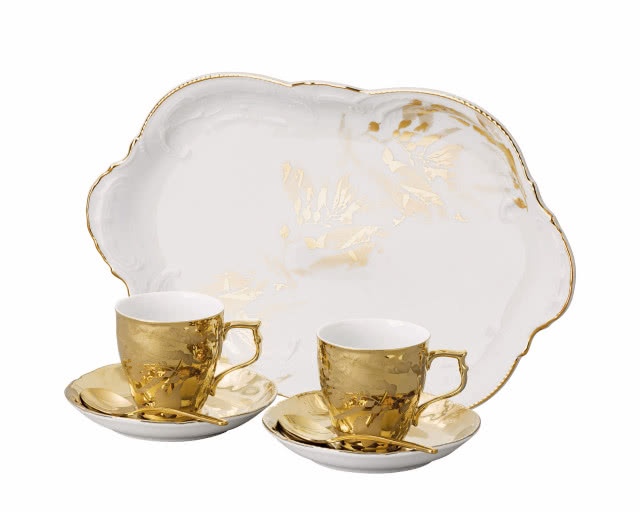 Rosenthal Sanssouci Midas z porcelanowymi filiżankami i tacą ozdobionymi efektownymi złotymi detalami.