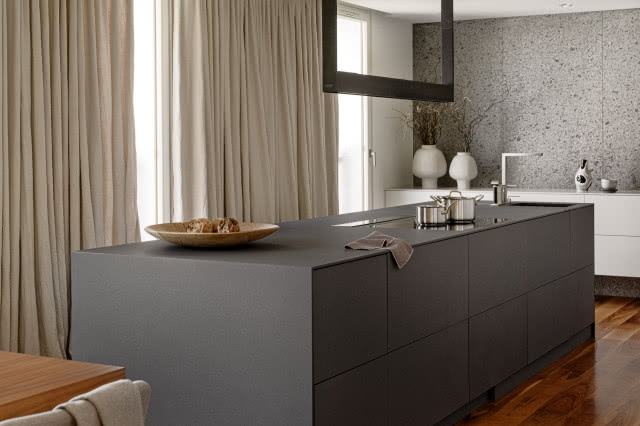 czarna wyspa kuchenna w kamieniu