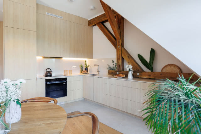 Klimatyczne mieszkanie pod skosami w stylu japandi