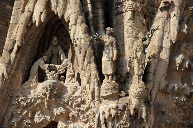 bogato rzeźbiona scena z aniołem na fasadzie Sagrada Família 