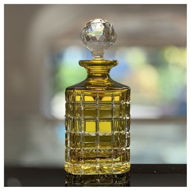 żółta karafka ze szkła kryształowego