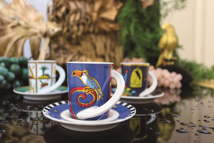 Opatrzoną numerem 27 filiżankę kolekcjonerską...