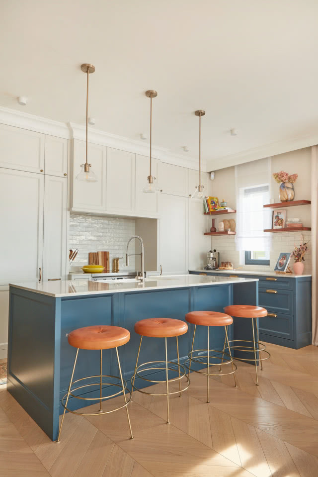 niebieska kuchnia z dodatkiem beżu