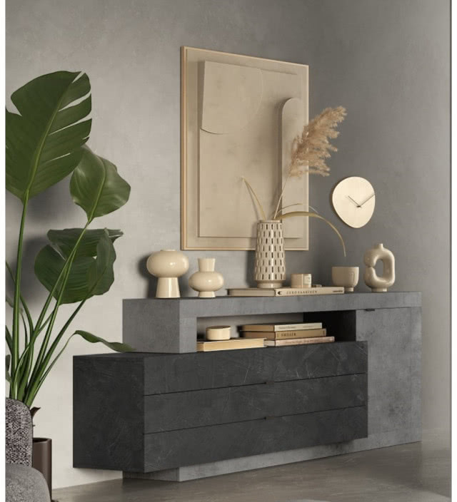 dużo rzeczy na nowoczesnej komodzie