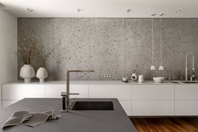 biała kuchnia z szarym i czarnym