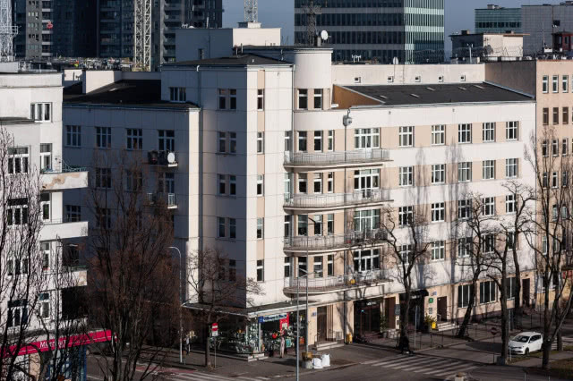 widok na kamienicę