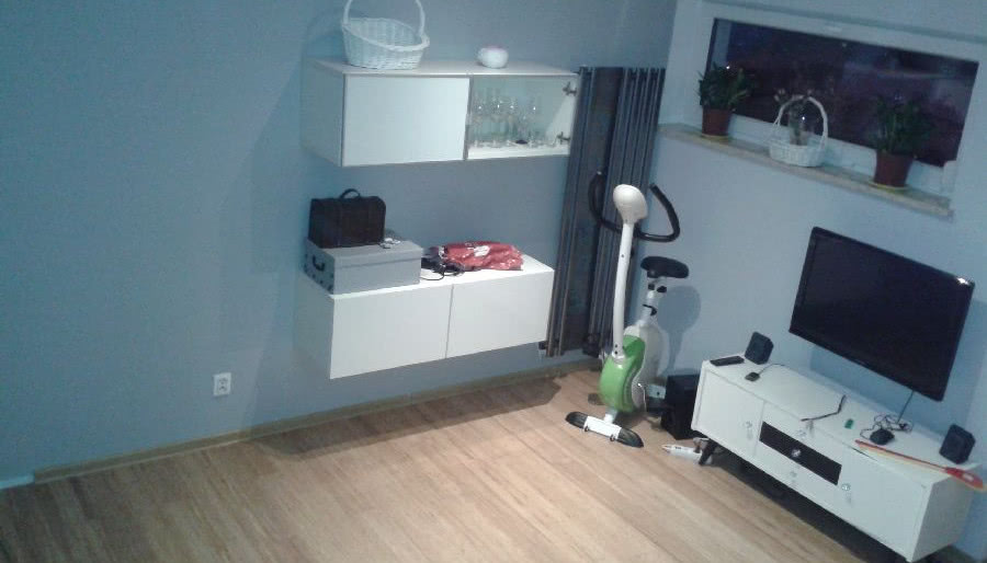 Kanapa do salonu z ceglaną ścianą