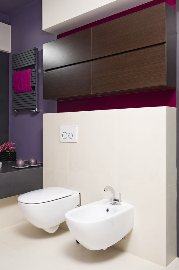 Duża łazienka w purpurze.