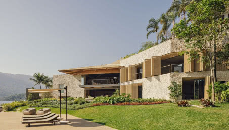 Brazylijska rezydencja ma aż pięć poziomów! Królują w niej kamień, drewno i słoma