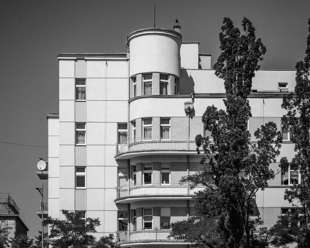 zdjęcie czarnobiałe przedstawiające kamienicę
