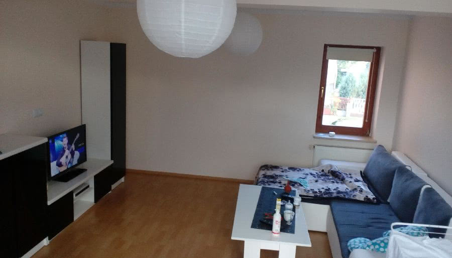 Dodatki do czarno - białych mebli w salonie