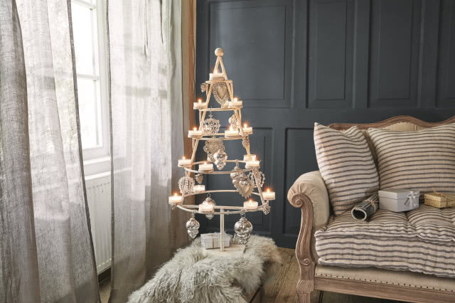 Jak ubrać choinkę? Modne ozdoby choinkowe 2024