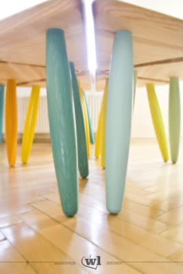 Trójkątne stołki Danes można zestawiać na różne...