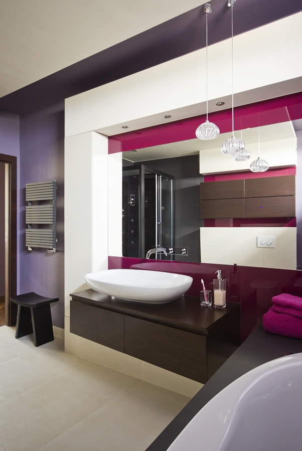 Duża łazienka z wanną jest bardzo przestronna.