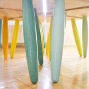 Trójkątne stołki Danes można zestawiać na różne...