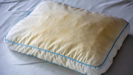 Żółte plamy na poduszce znikną, gdy użyjecie tej jednej rzeczy. Macie ją w domu