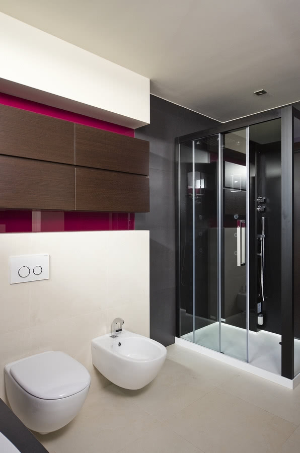 Elegancka kabina prysznicowa w dużej łazience.