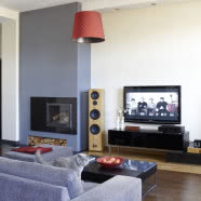 Szare wnętrza mieszkania w kamienicy w Krakowie