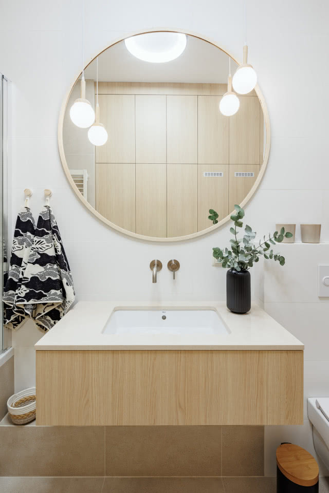 Klimatyczne mieszkanie pod skosami w stylu japandi