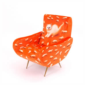 Pomarańczowy fotel w koty