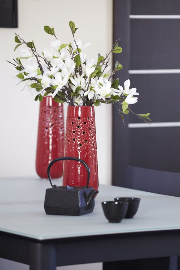 Ceramiczny wazon - czerwony akcent w...