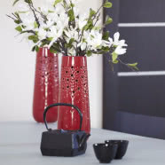 Szare wnętrza mieszkania w kamienicy w Krakowie