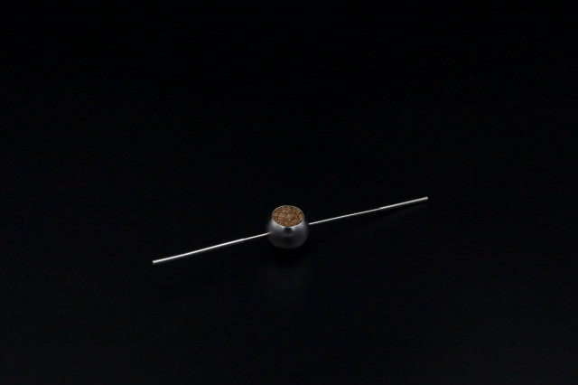 Projekt broszki „Balance” Konstancji Kaźmierczyk podnosi wykorzystane  w projekcie odpady korkowe do rangi „szlachetnego minerału”.