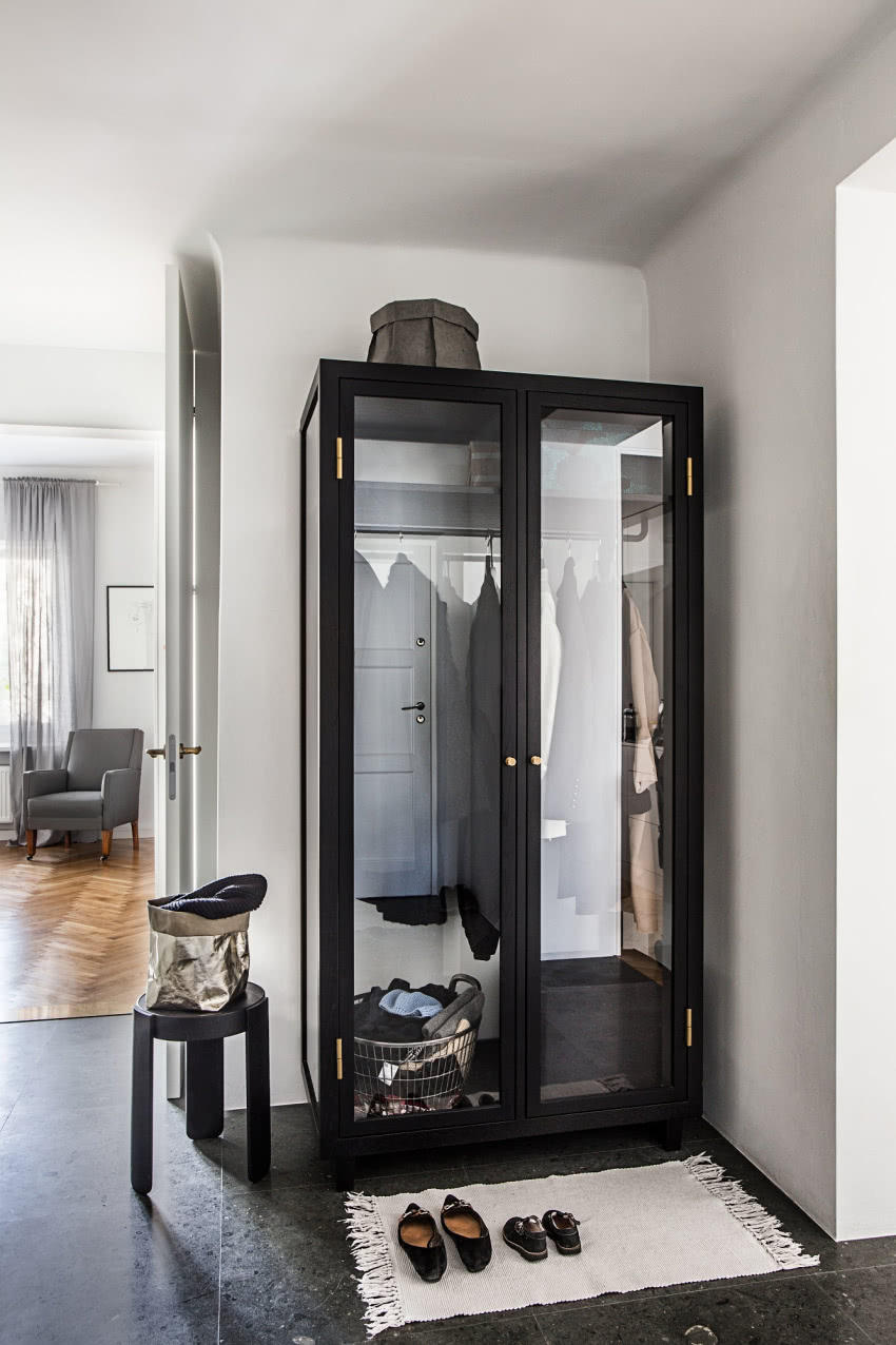 Przeszklona ze wszystkich stron szafa stojąca w...