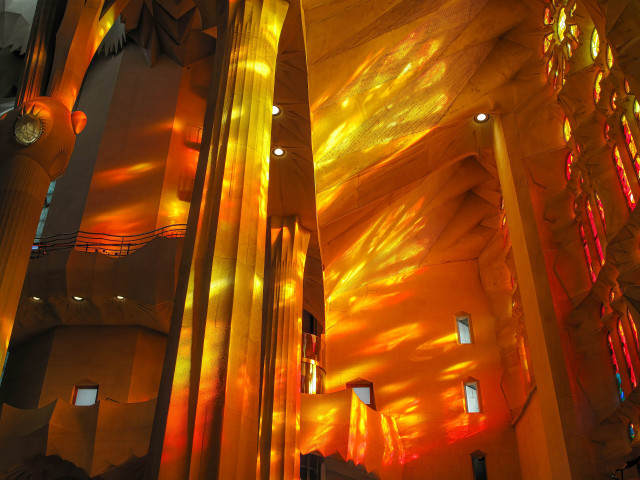 światło wpadające przez witraże Sagrada Família