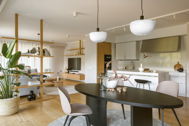 Mieszkanie w bieli, drewnie i beżu