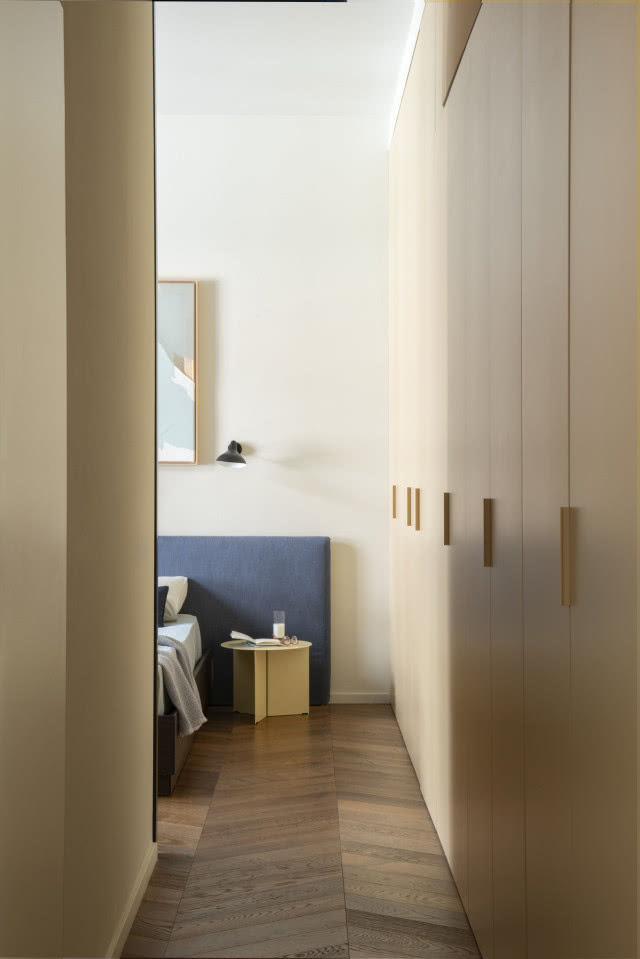 szafy z boku, na wprost sypialnia