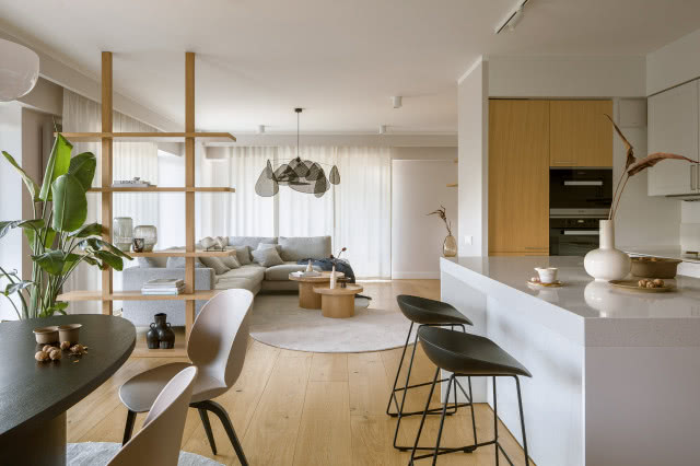 Mieszkanie w bieli, drewnie i beżu