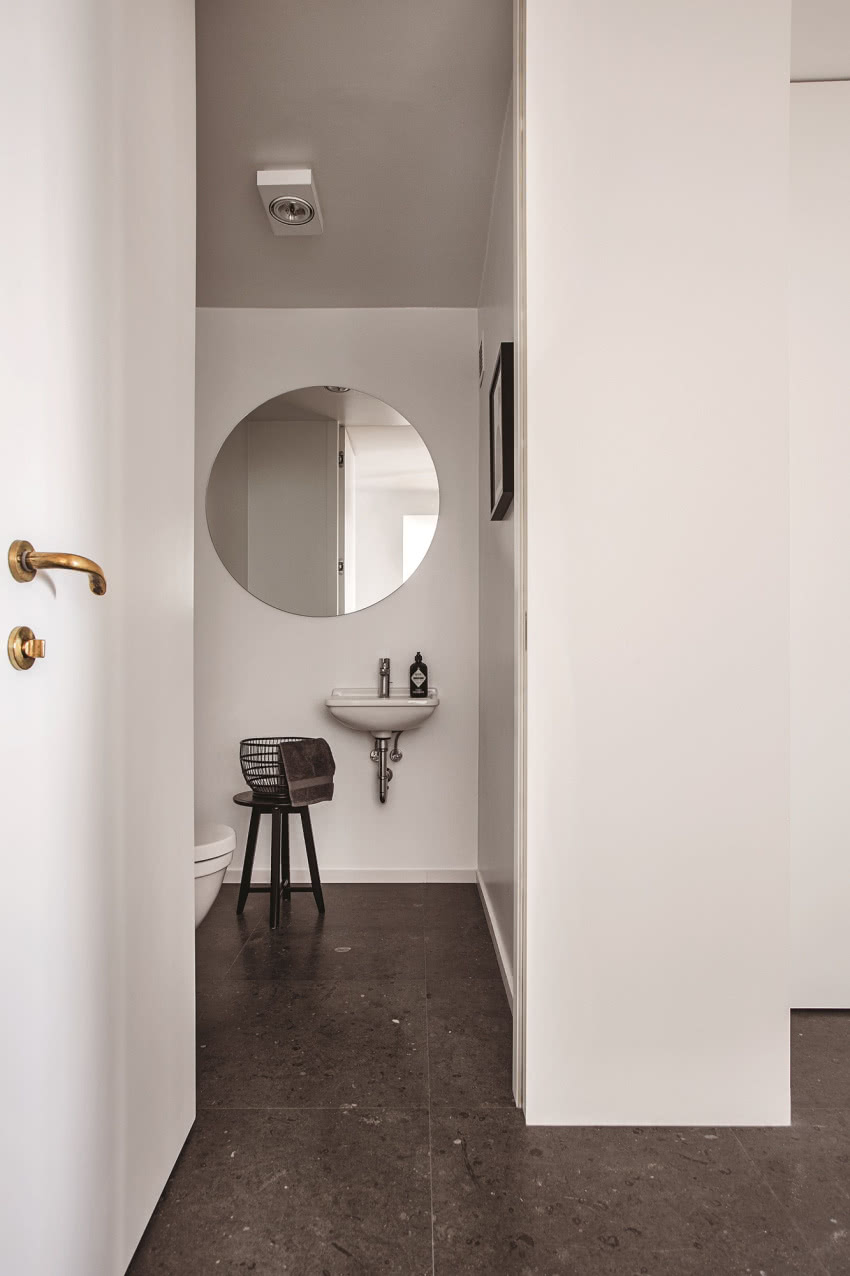 W oszczędnie urządzonej toalecie, ściany zostały...