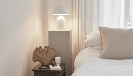 Urządzamy sypialnię - jak zaprojektować ścianę za łóżkiem? Pomysły na aranżacje