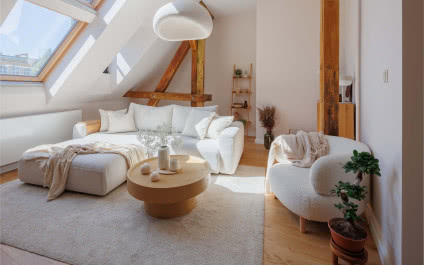 Klimatyczne mieszkanie pod skosami w stylu japandi