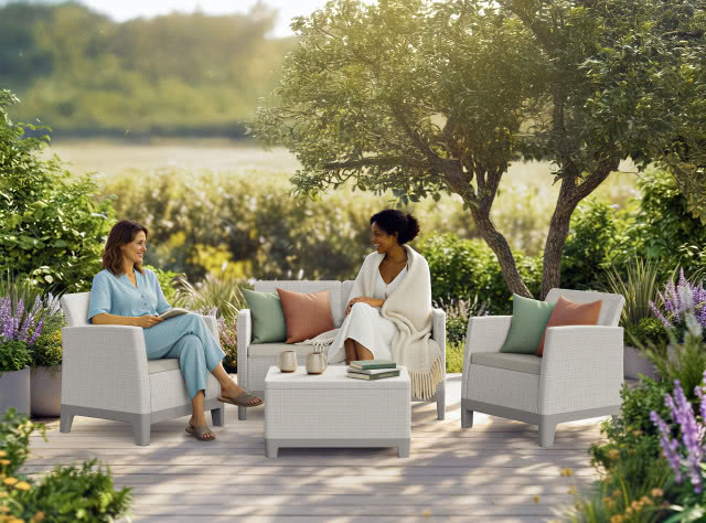 SCANDI FORMA miękki beż i szarość kamienna dwie kobiety z książką