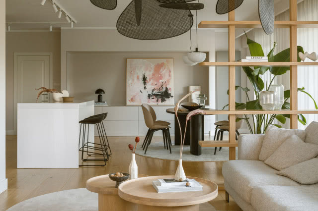 Mieszkanie w bieli, drewnie i beżu