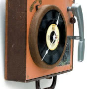 Stół z podstawą, w którą wmontowano gitarę...