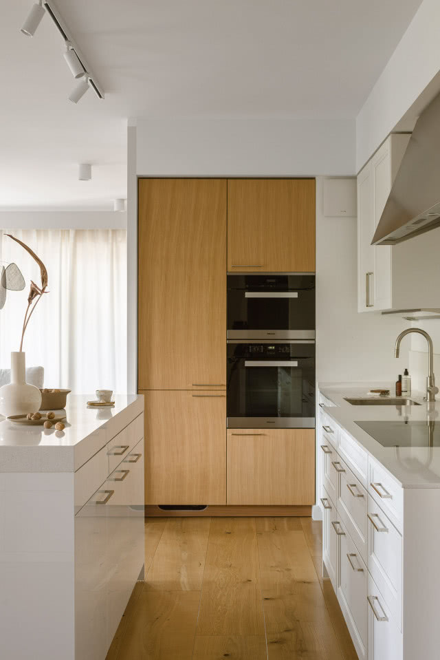 Biała kuchnia z drewnem