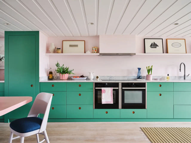 zielone szafki i białe deski na suficie