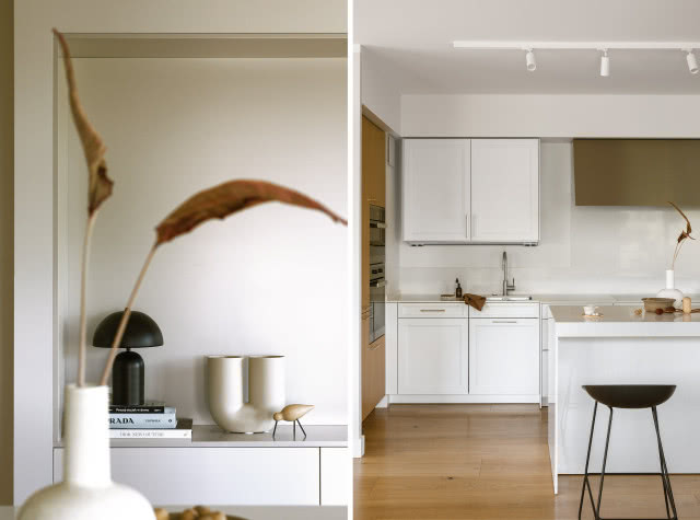 Biała kuchnia z dodatkiem drewna
