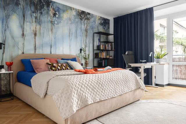 niebieska tapeta z drzewami w sypialni