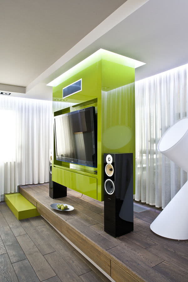 Podest optycznie zmniejsza obszerny salon i...