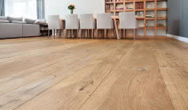Deski podłogowe z dębu naturalnego - prostota, piękno i solidność