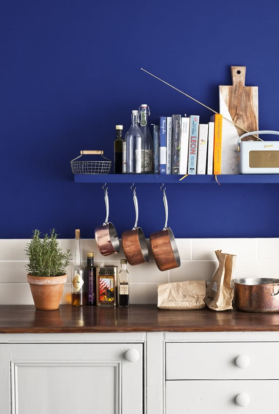 ściana w intensywnym niebieskim