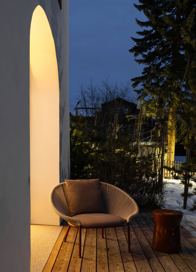 oświetlony taras i fotel